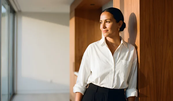 2026 Qbp Businessowners Woman Gazingsideways